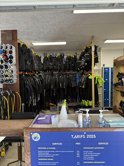 Espace distribution de matériel du centre de plongée