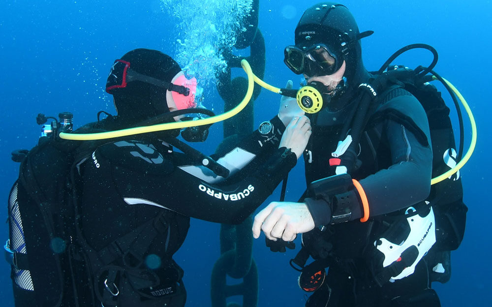 Étapes clés pour devenir moniteur de plongée professionnel