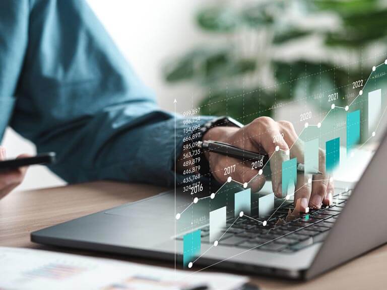 Devenir Moniteur : PADI ou SSI ? Ce que les bilans comptables révèlent pour votre carrière