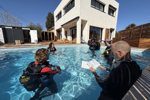Trouver du travail comme moniteur PADI : réalités du marché en France et à l&rsquo;international
