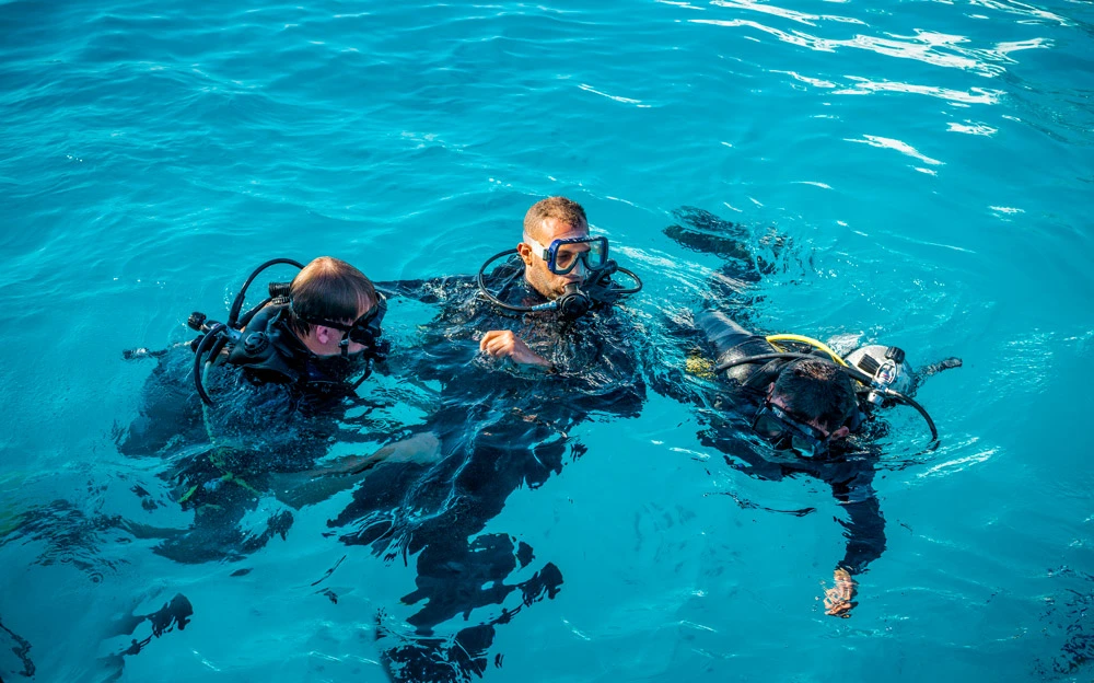 Moniteur de plongée encadrant une séance d’initiation en mer