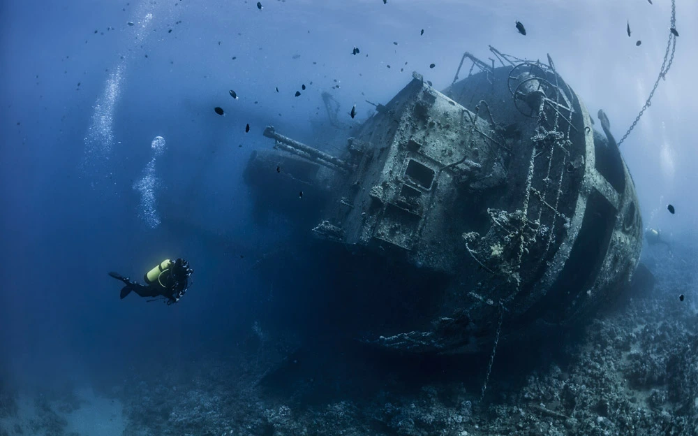 Palanquée en exploration sur un tombant